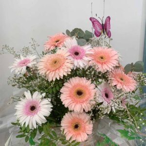 Cesta de gerberas en tonos rosados